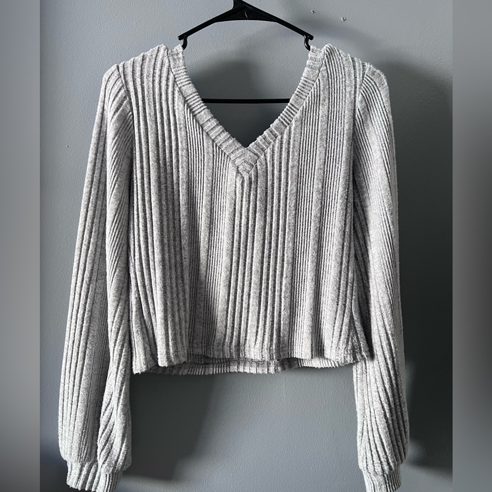 •cropped off the shoulder sweater
•size: L